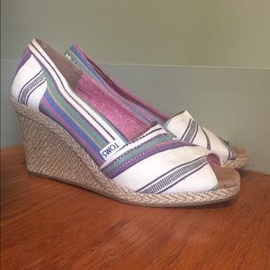 Tom’s canvas wedges